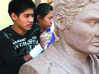 Uno de los estudiantes de la Escuela de artes, tallando el busto de Alejo Calatayud